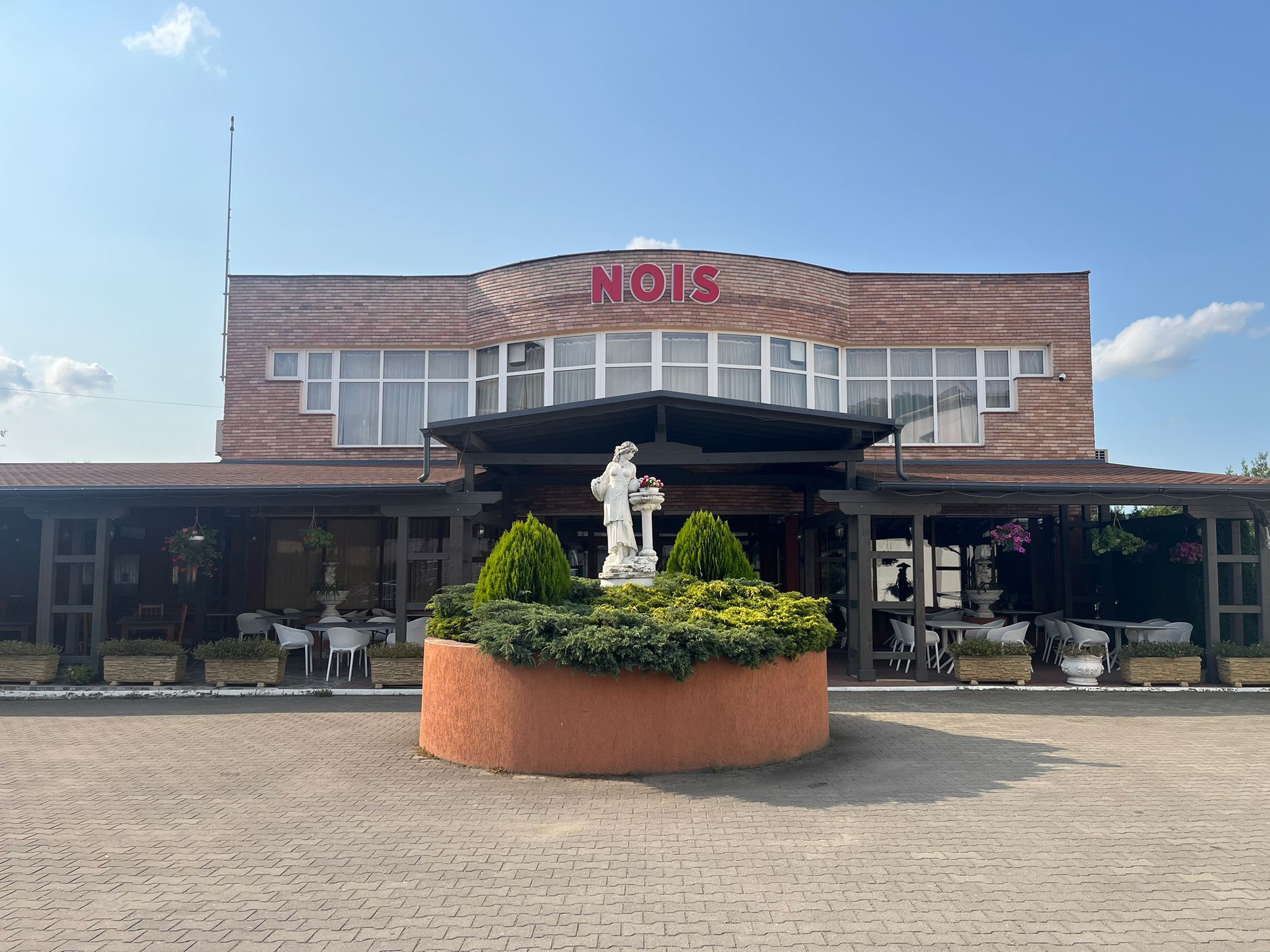 Interior Nois Restaurant